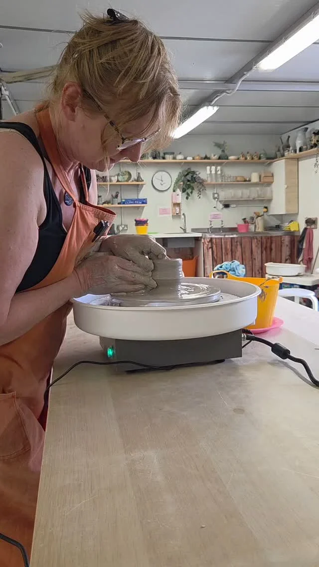 Saw this at Ceramic Wales - shout out to @top_pot_supplies - who did a great job showing off this rather lovely little wheel.
#potterywheel 
#tabletopwheel 
#standingwheel